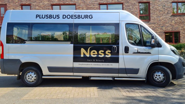 Plusbus Doesburg met sponsor Ness